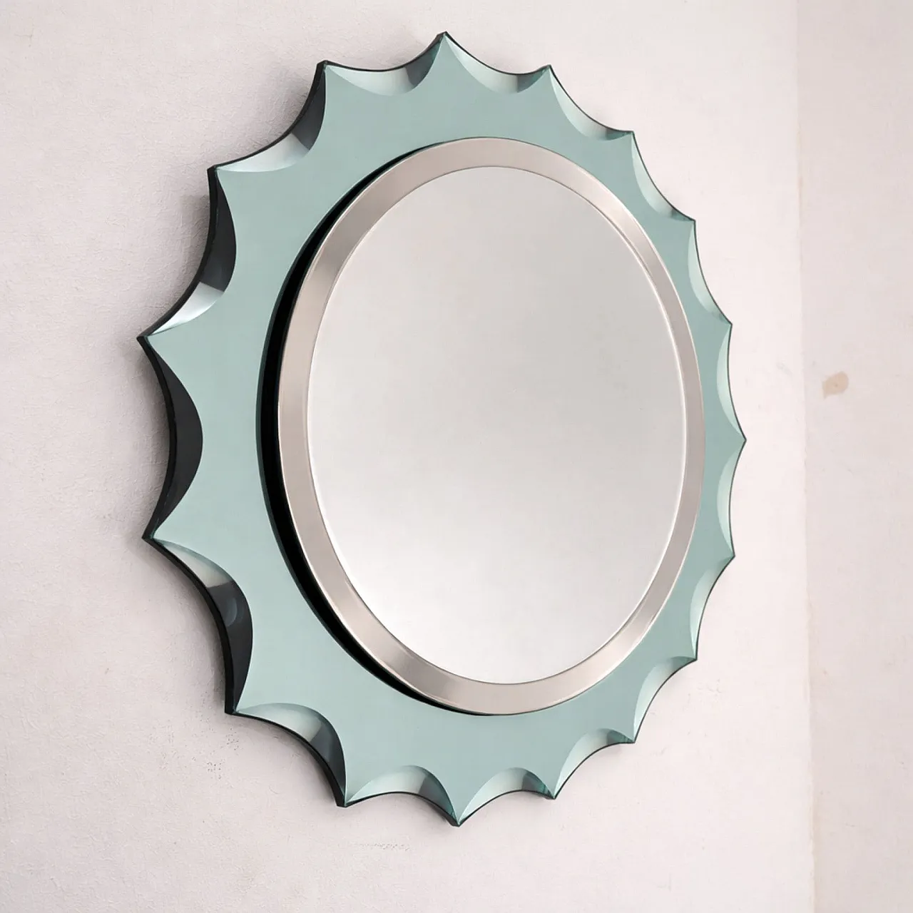 Specchio da parete rotondo con bordo smerlato, stile Fontana Arte, anni '60 3